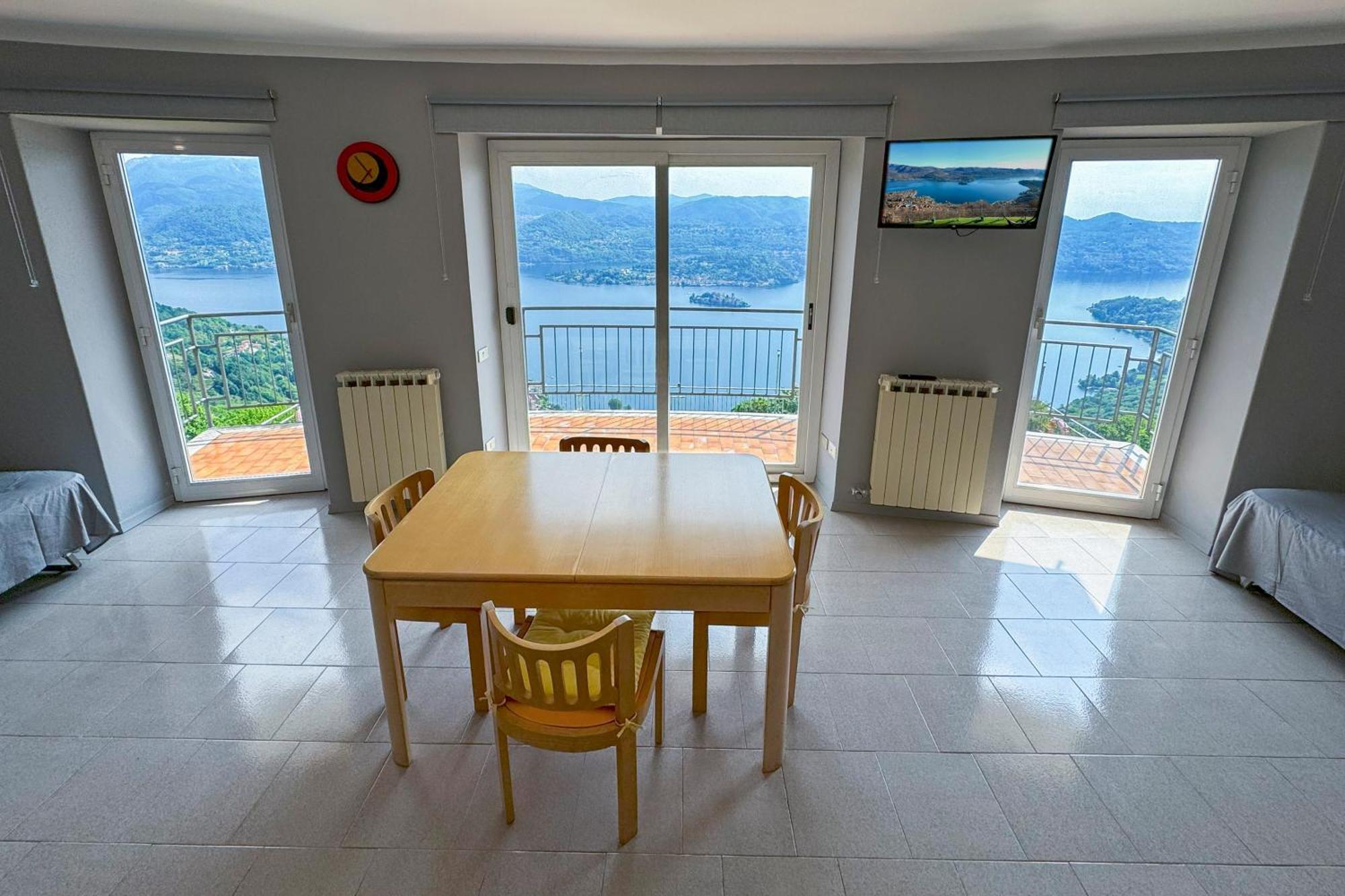 Appartamento Alberti Con Vista Lago Madonna Del Sasso Ngoại thất bức ảnh